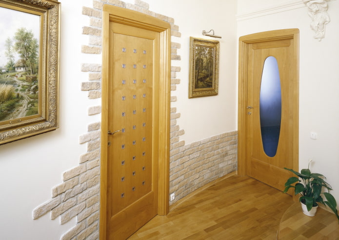 gipstegels rond de deur in het interieur