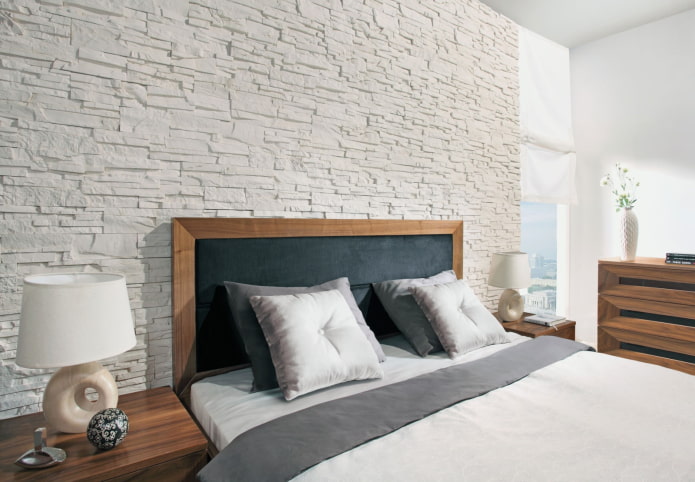 gipstegels op de muur in het interieur
