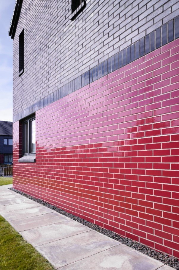 tegels op de gevel van het gebouw