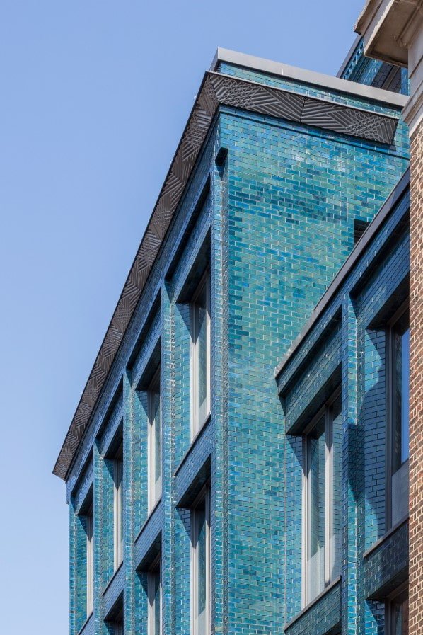 gevel van het huis gemaakt van tegels