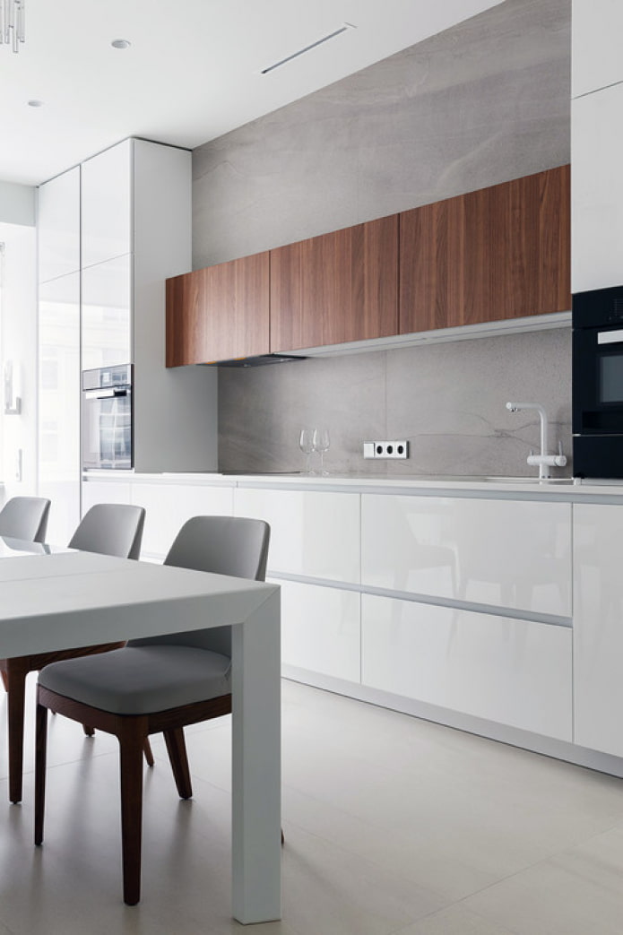 combinatie van glanzende en houten gevels