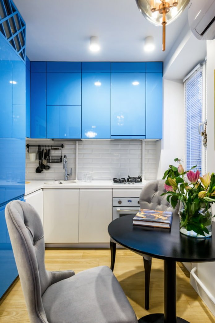 blauwe glanzende keuken