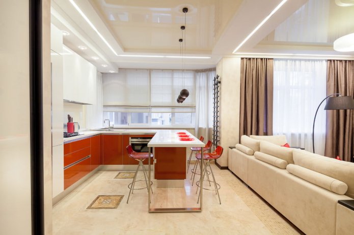 plafond met twee niveaus in de keuken-woonkamer