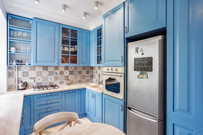 U-vormige blauwe keuken