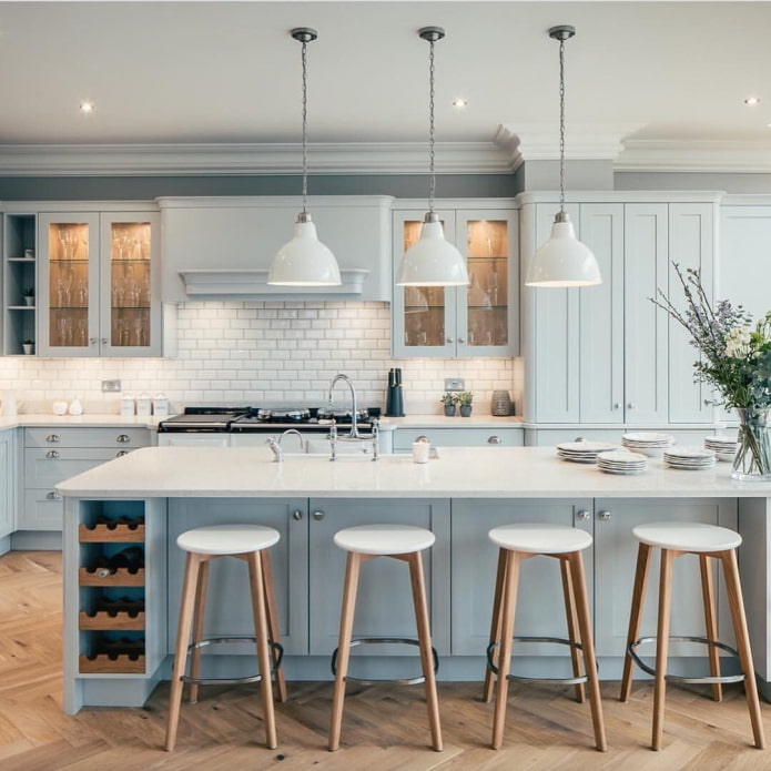 blauwe keuken met kookeiland