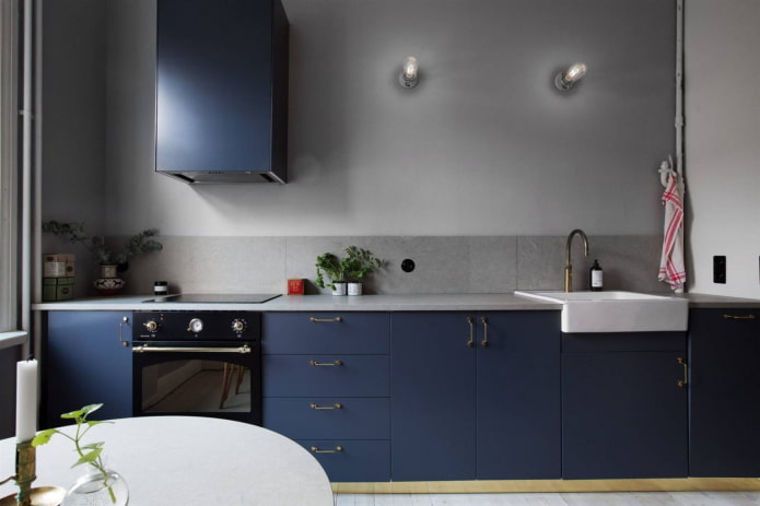 grijze schort in een blauwe keuken