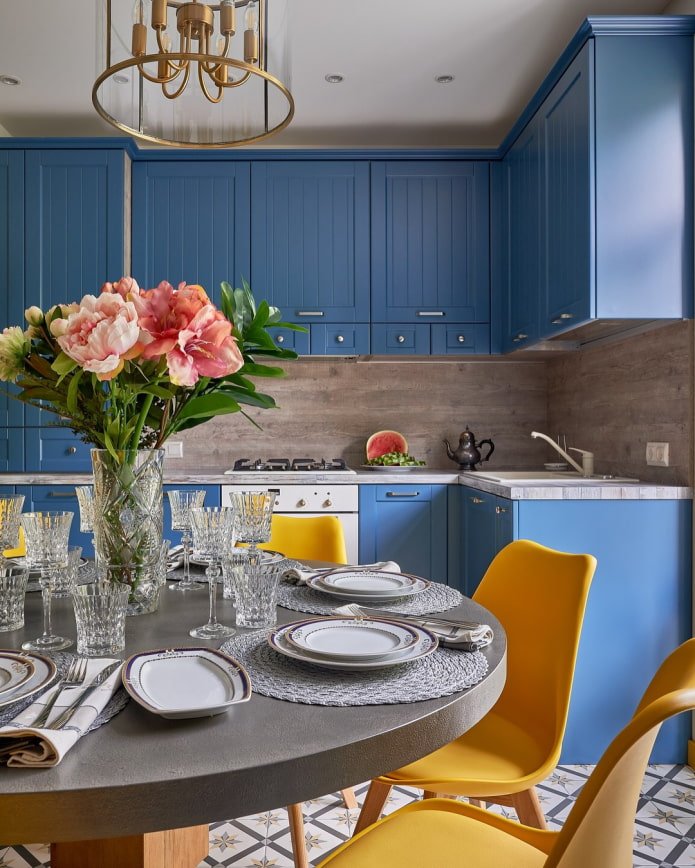 gele en blauwe keuken