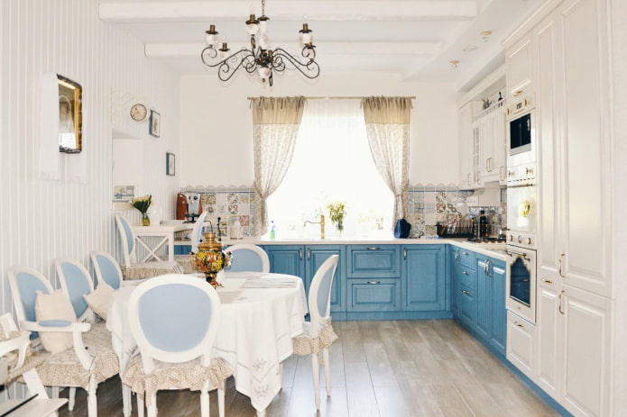 tafelkleed voor een blauwe keuken