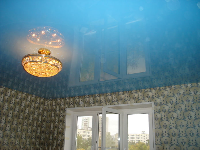 glanzend spanplafond in de kleur blauw