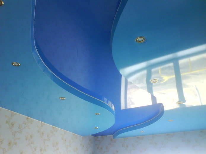 blauwe twee niveaus spanplafond