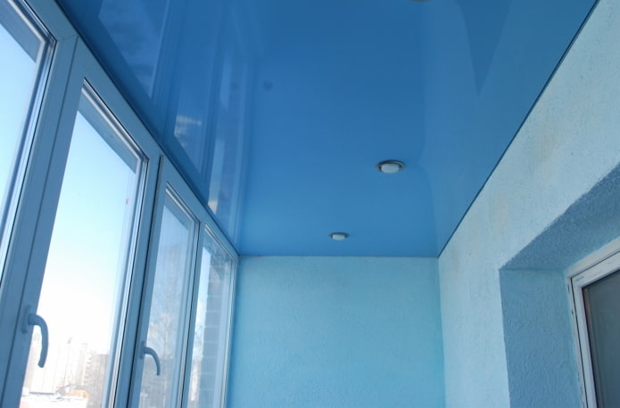 blauw spanplafond op de loggia