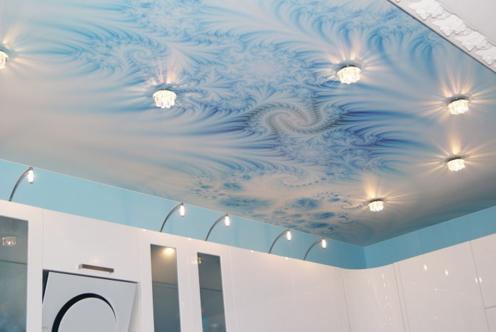 wit en blauwe plafondstructuur met spots