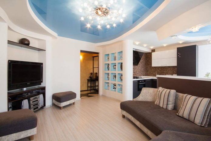 blauwe plafondstructuur in de woonkamer