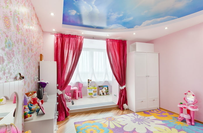blauw plafond gecombineerd met roze muren