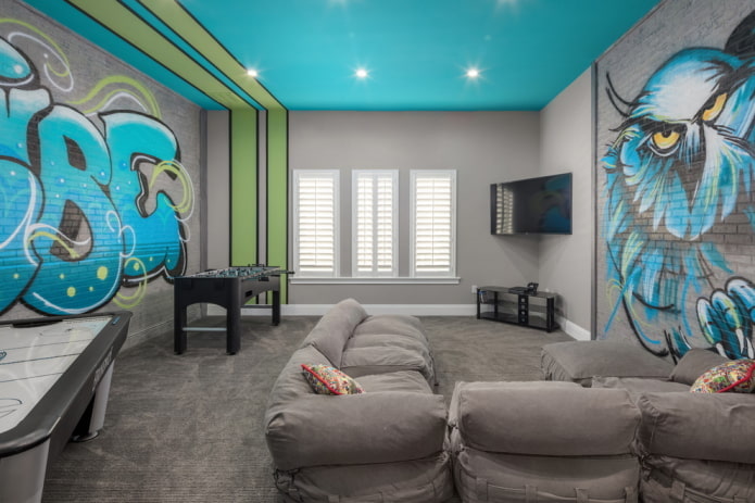 blauw plafond gecombineerd met grijze muren