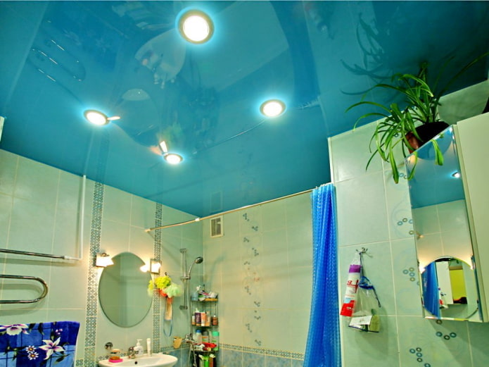 blauwe stretchstof in de badkamer
