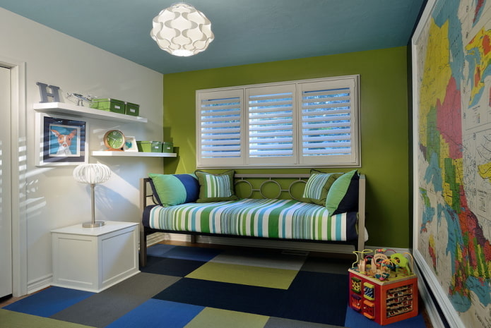 blauw plafond gecombineerd met groene muren