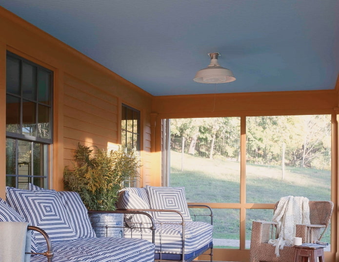 blauw plafond gecombineerd met oranje muren