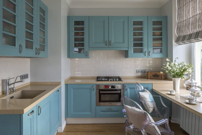 keuken met een blauwe set