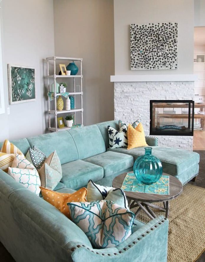 blauwe bank in het interieur van de woonkamer