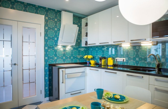 keuken met blauw behang