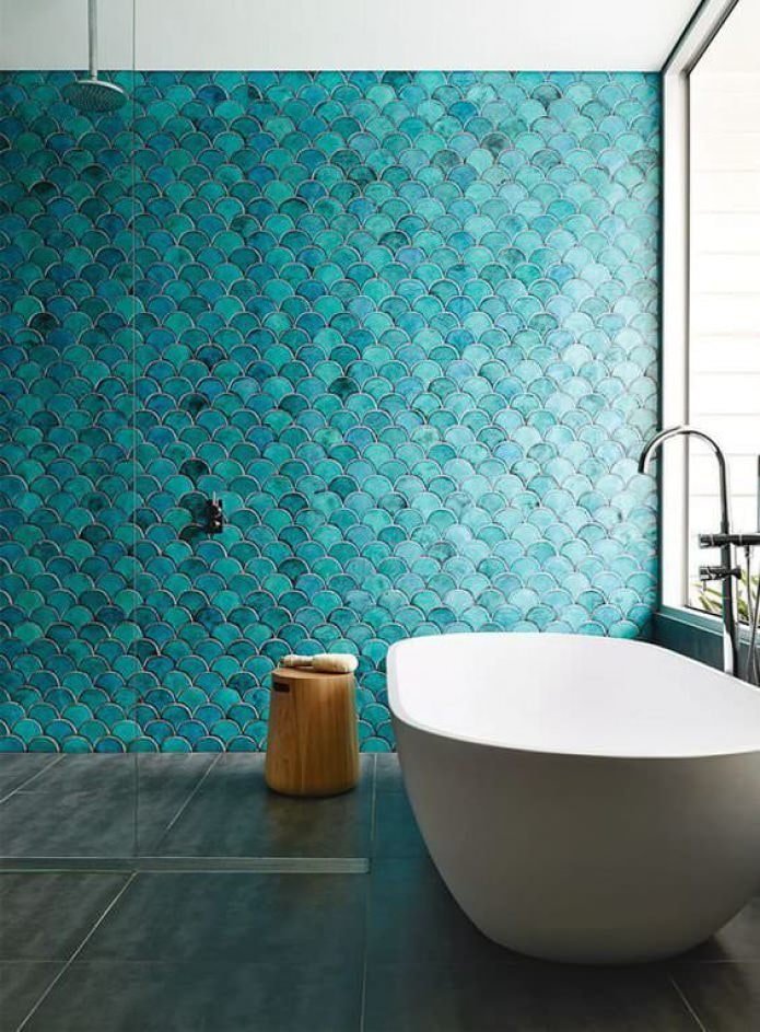 badkamer met een accentblauwe muur