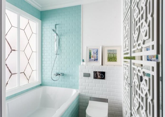 blauwe bakstenen muur in de badkamer