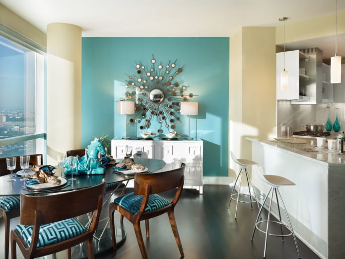 Geel en blauw in het interieur van de keuken-eetkamer met een originele spiegel
