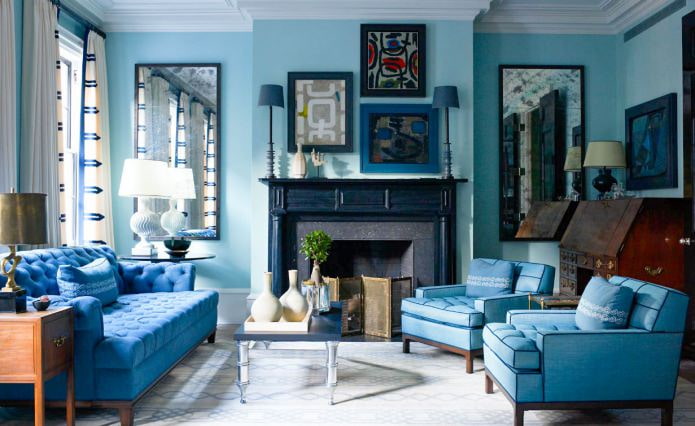 Blauw en lichtblauw woonkamerinterieur met open haard