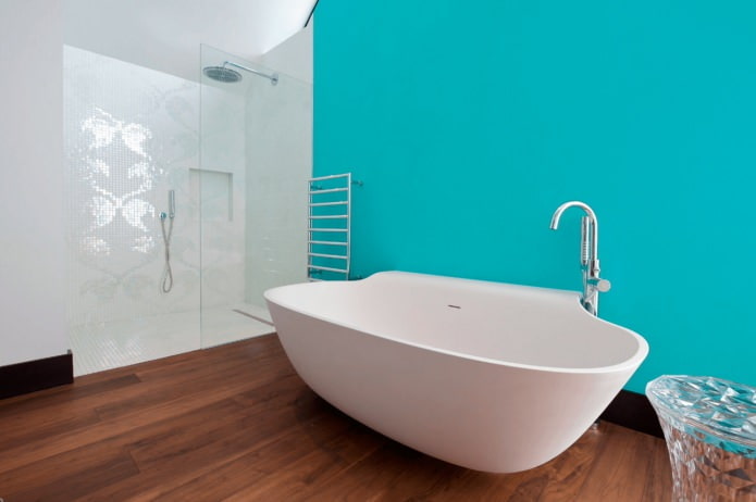 blauwe muur in het badkamerinterieur