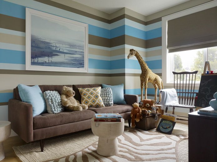 Bruin en blauw kinderkamerinterieur met gestreept behang