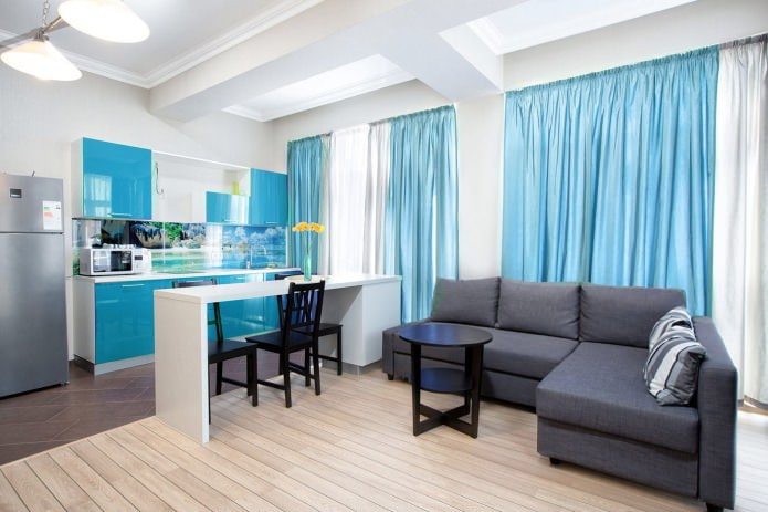 Blauwe kleur in het interieur van de keuken-woonkamer