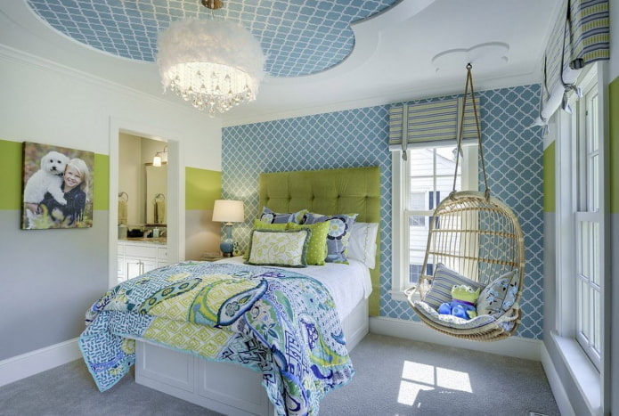 Groen en blauw interieur van een kinderkamer met een hangstoel