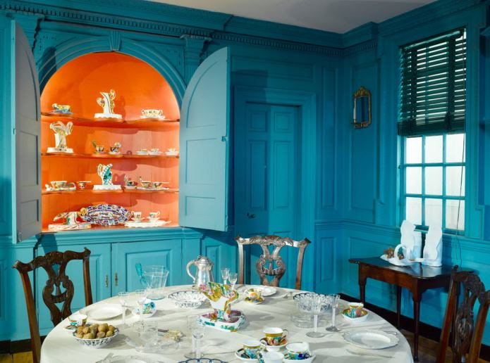Oranje en blauw keukeninterieur in een klassieke stijl