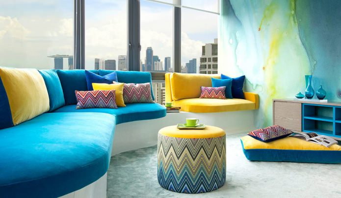 Geel en blauw in het interieur van de kamer