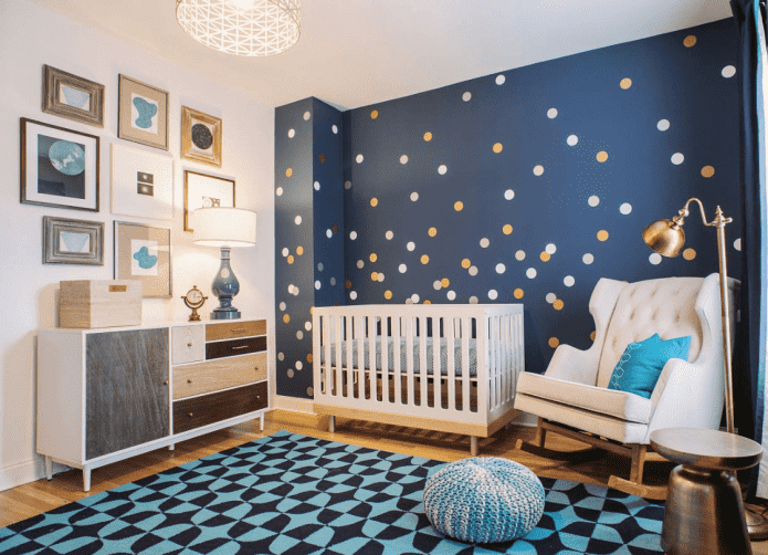 blauw-wit interieur van een kinderkamer