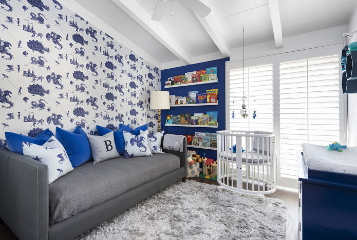 blauw-wit interieur van een kinderkamer