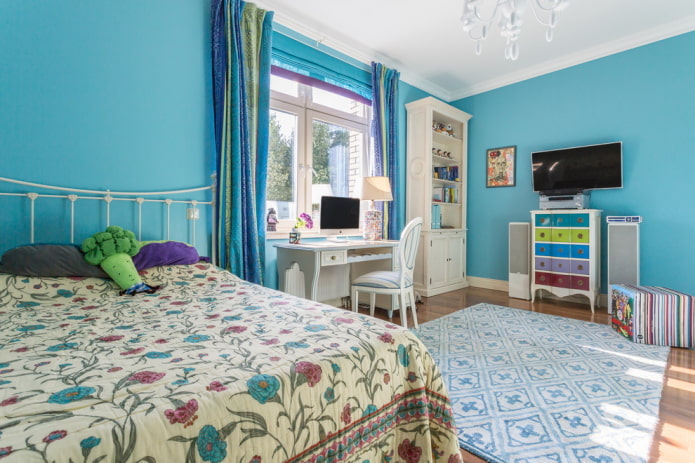 textiel en decoratie in het interieur van een kinderkamer in blauwe tinten