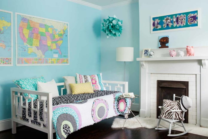 textiel en decoratie in het interieur van een kinderkamer in blauwe tinten