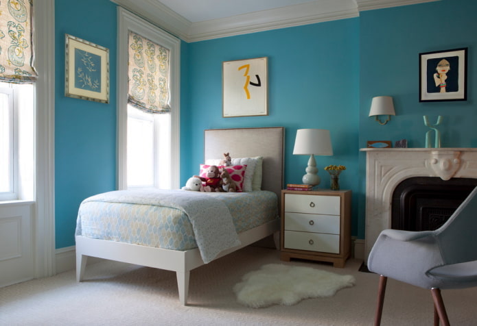 decoratie in de interieur van een kinderkamer in blauwe tinten