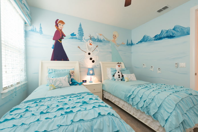 decoratie in het interieur van een kinderkamer in blauwe tinten