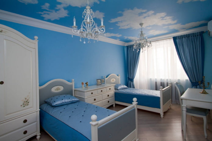 decoratie in het interieur van een kinderkamer in blauwe tinten