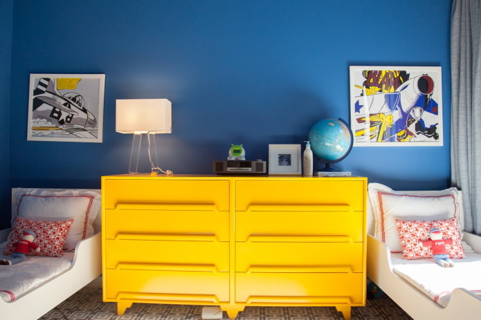 meubels in het interieur van een kinderkamer in blauwe tinten