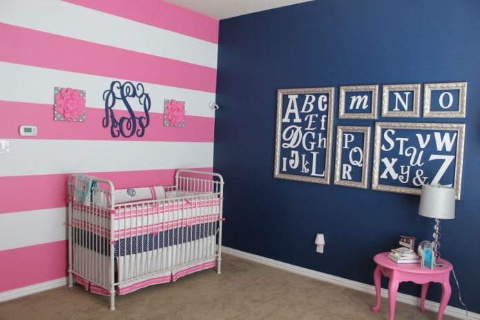 blauw en roze interieur van een kinderkamer