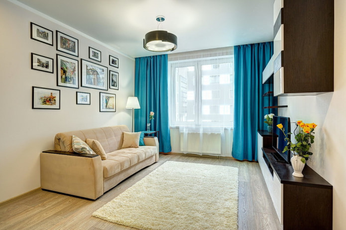 felblauw gordijn in de woonkamer