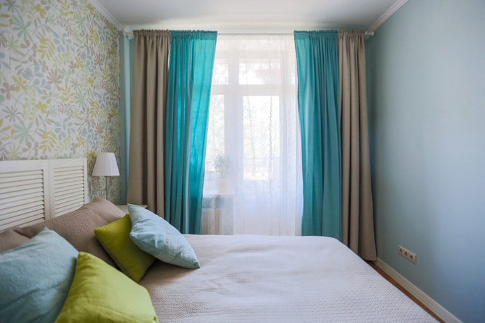 Beige en blauwe gordijnen