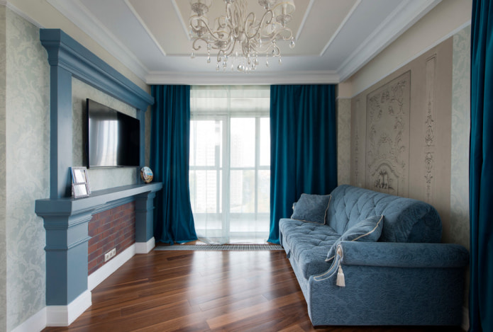 donkerblauw gordijn in de woonkamer