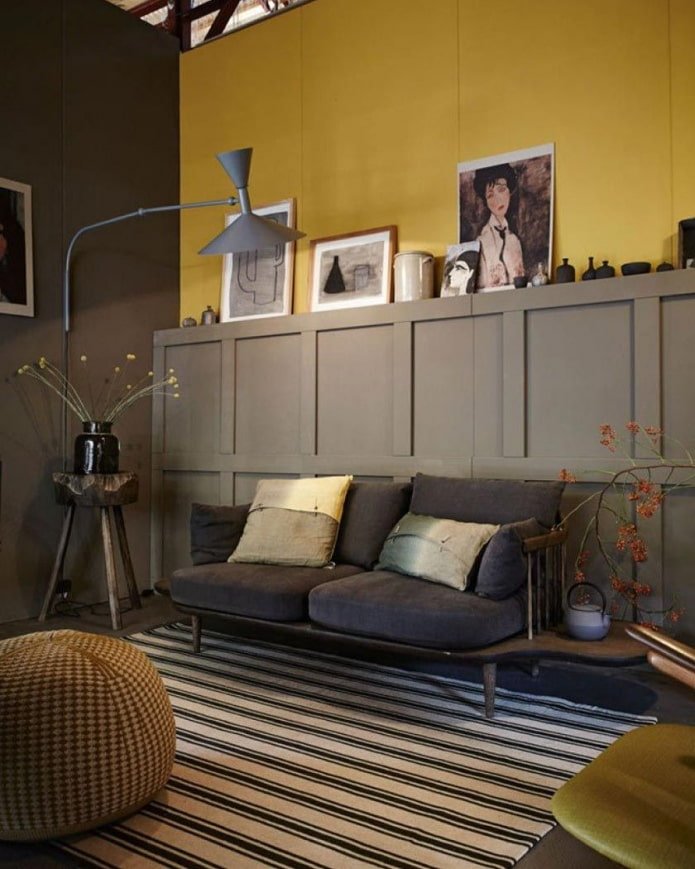 mosterdkleurige muur in het interieur