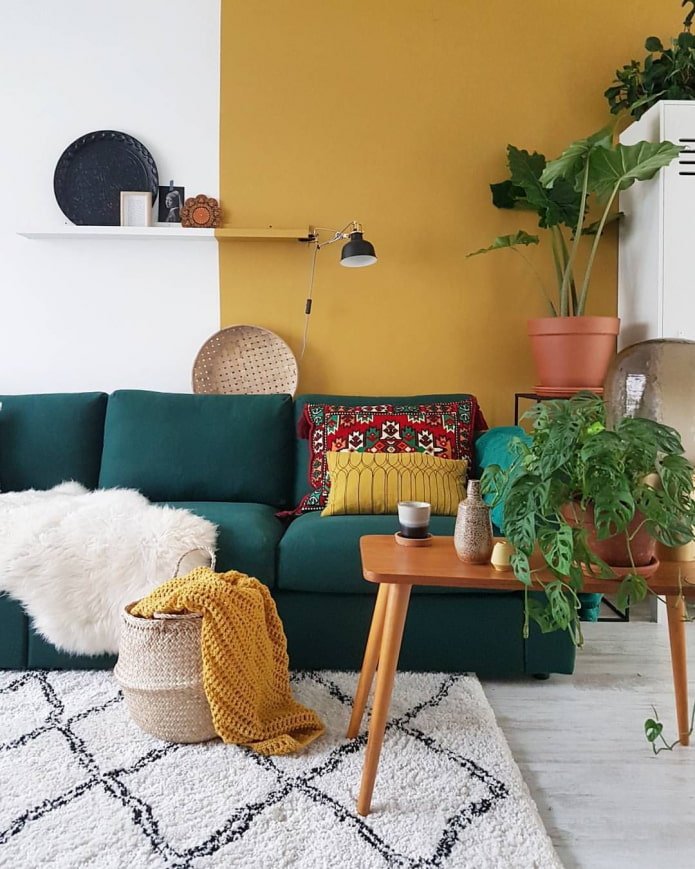 smaragdgroene bank in het interieur