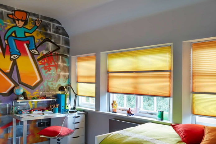 pliss?gordijnen in een kinderkamer
